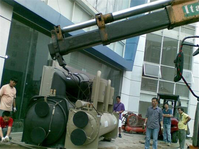 集贤县随车吊和汽车吊的核心区别是什么？哪种更省钱？